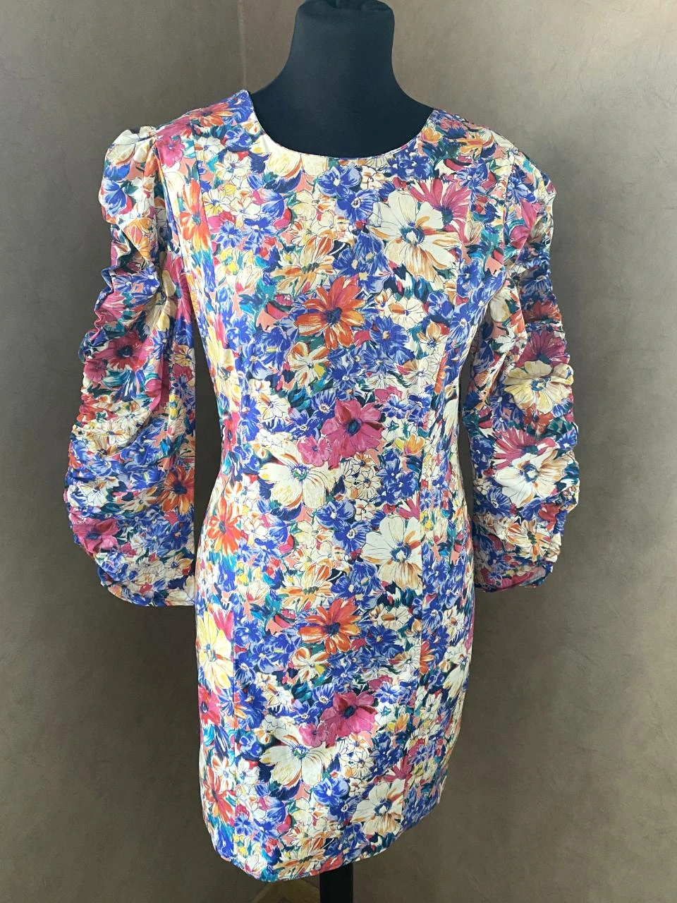 Robe droite fleurie ZARA T36 - manches froncées, dos V